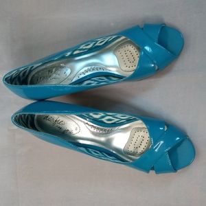 Woman's shoes patent leather blue wedge heels. 8.5M